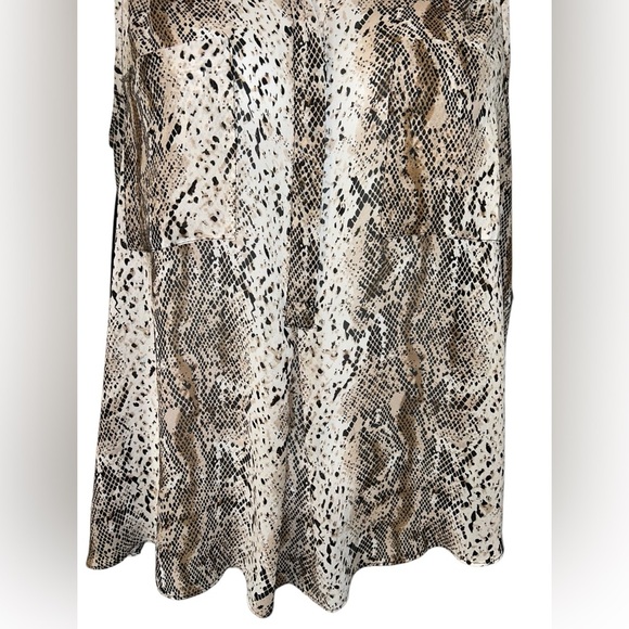 BCBG MaxAzria Sleeveless Snake Print Blouse Pleated Back Contrast Collar Medium - Picture 7 of 9